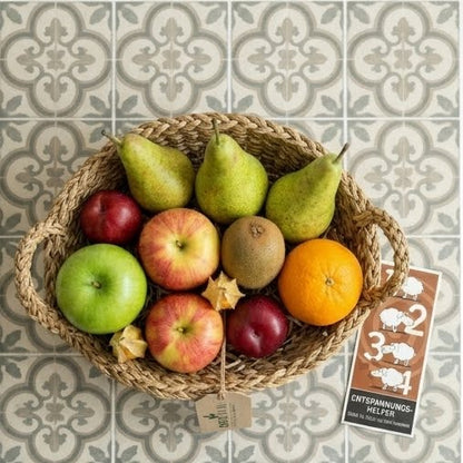 Obstkorb Schäfchen-Pause Draufsicht auf Obst und Schokolade