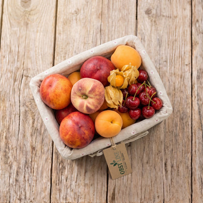 Obstkorb Kleiner Sommergruß Detailansicht Kirschen und Aprikosen
